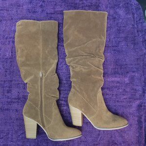 Universal Thread Size 7.5 Heeled Knee High Boots